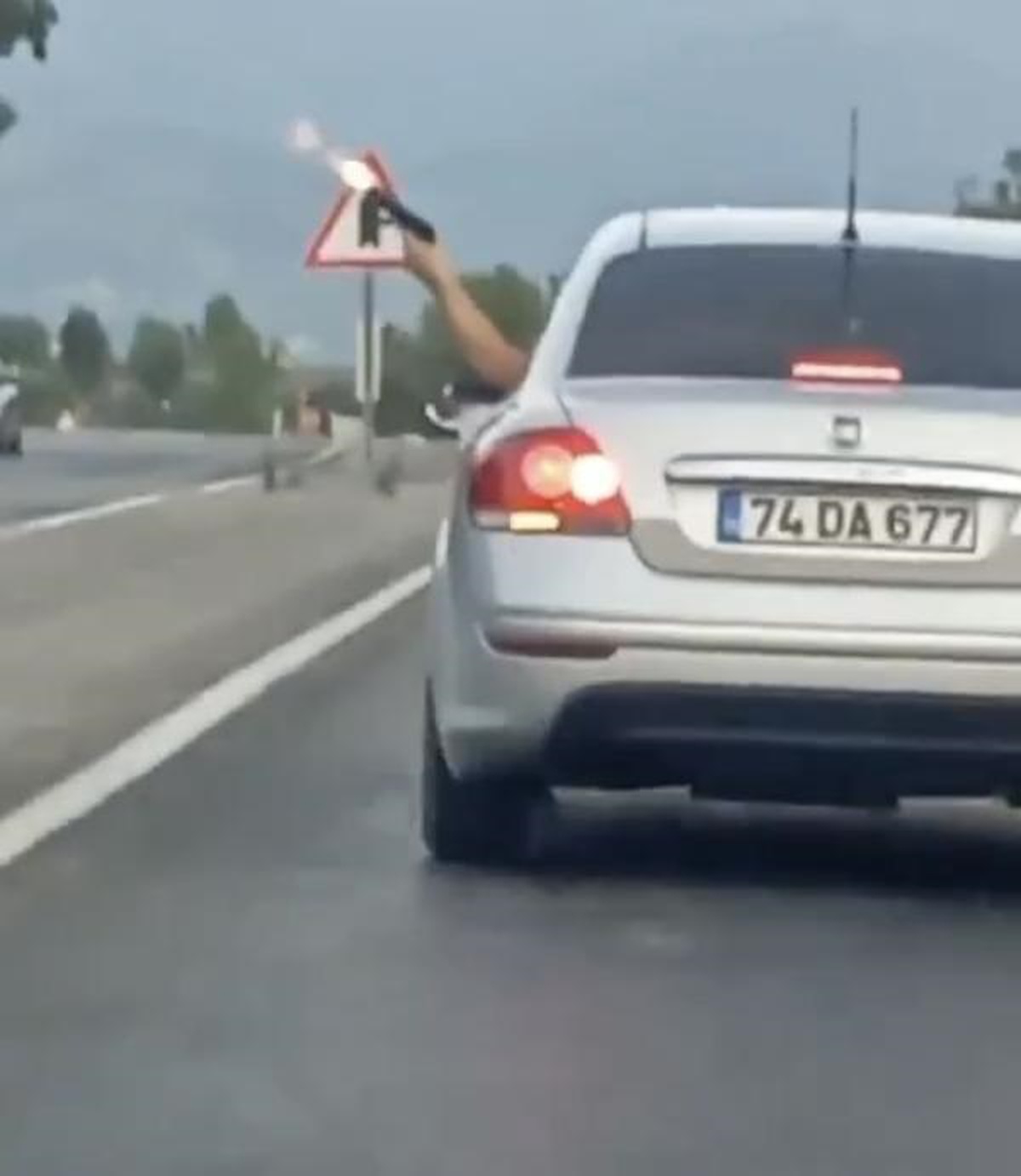 Düğün Konvoyunda Tabancayla Ateş Edip Gözaltına Alındı