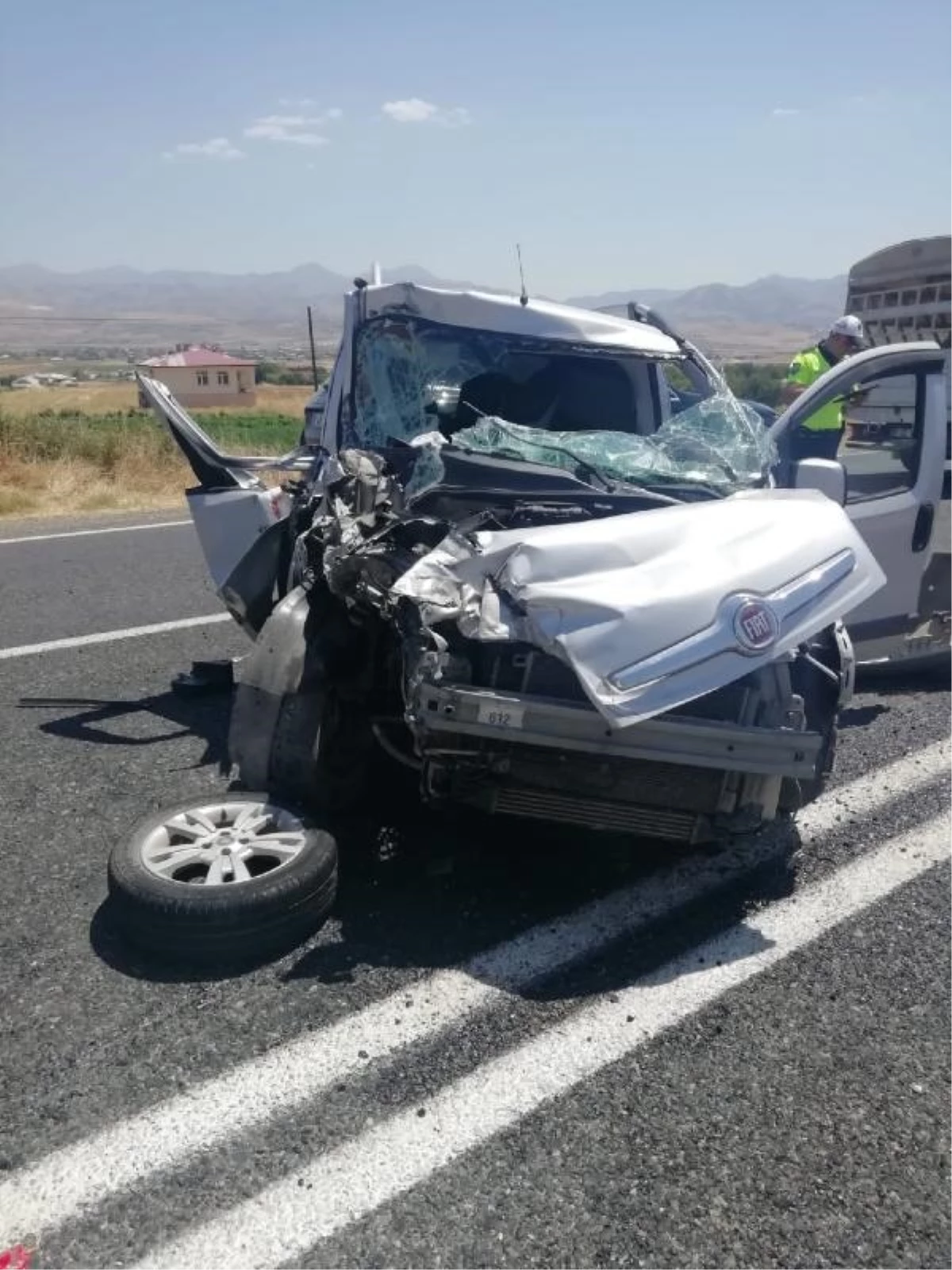 Elazığ\'da Traktör ile Hafif Ticari Araç Çarpıştı: 5 Yaralı