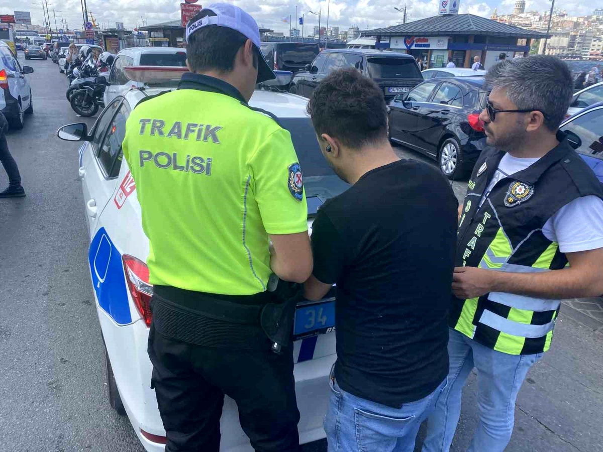 Eminönü\'nde Sivil Trafik Polisleri Yolcu Seçen Sürücülere Cezalar Kesti