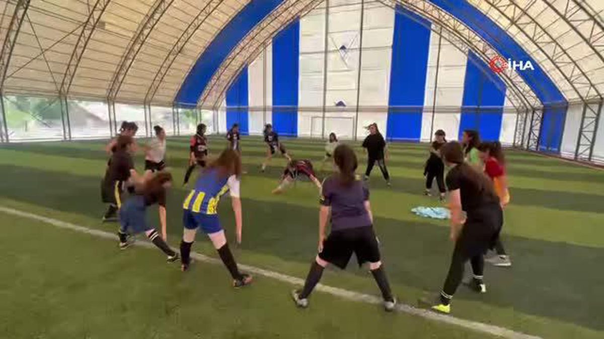 Gündüzleri antrenör akşamları esnaf: Antrenörlük ve esnaflığı bir arada yapan Canan Sever, erkeklere taş çıkartıyor