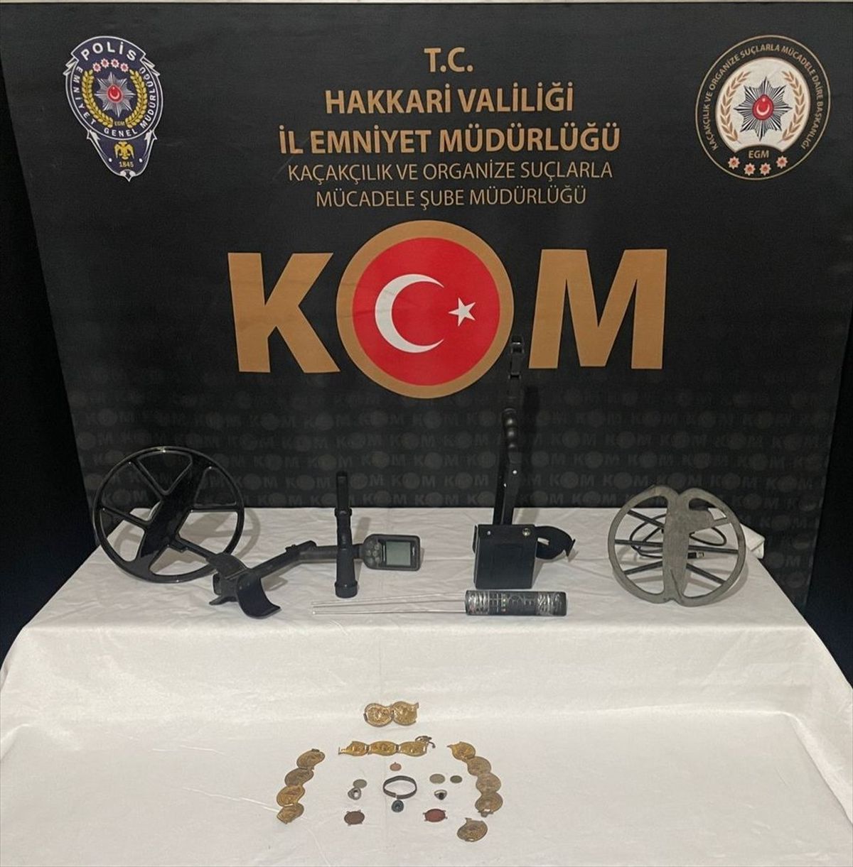 Yüksekova\'da Tarihi Eser Niteliğinde Para ve Takılar Ele Geçirildi