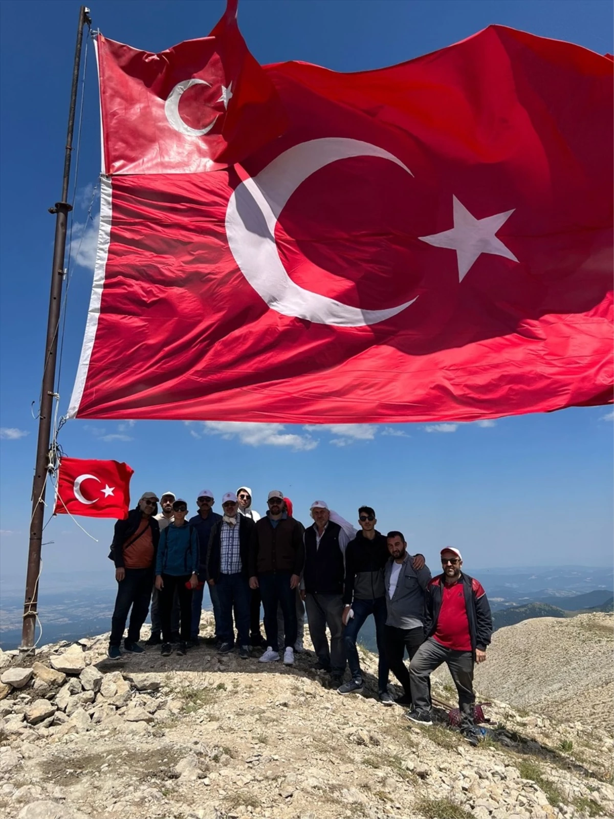 Ilgaz Dağı\'ndaki Türk Bayrağı TÜRKAV tarafından yenilendi
