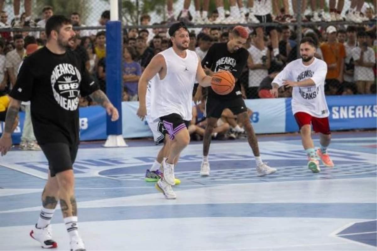Karşıyaka Bostanlı Basketbol Sahası\'nda Smaç Gösterisi