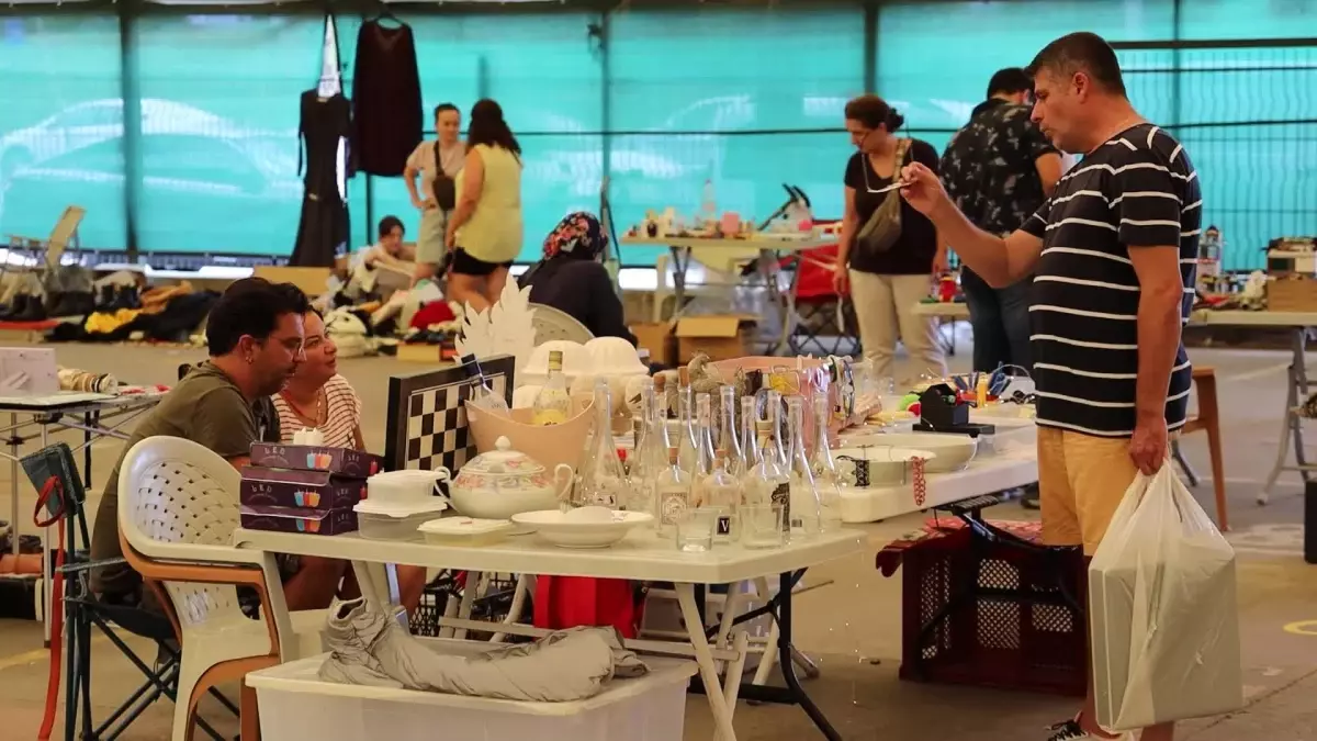 Karşıyaka Belediyesi\'nin Geleneksel 2. El Pazarı Yoğun İlgi Gördü