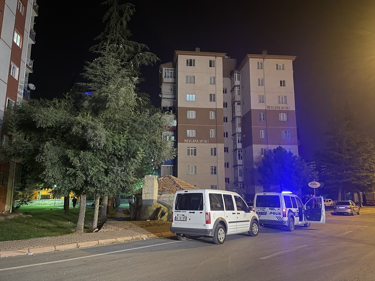 Kayseri\'de bir binanın beşinci katındaki balkondan düşen kişi ağır yaralandı