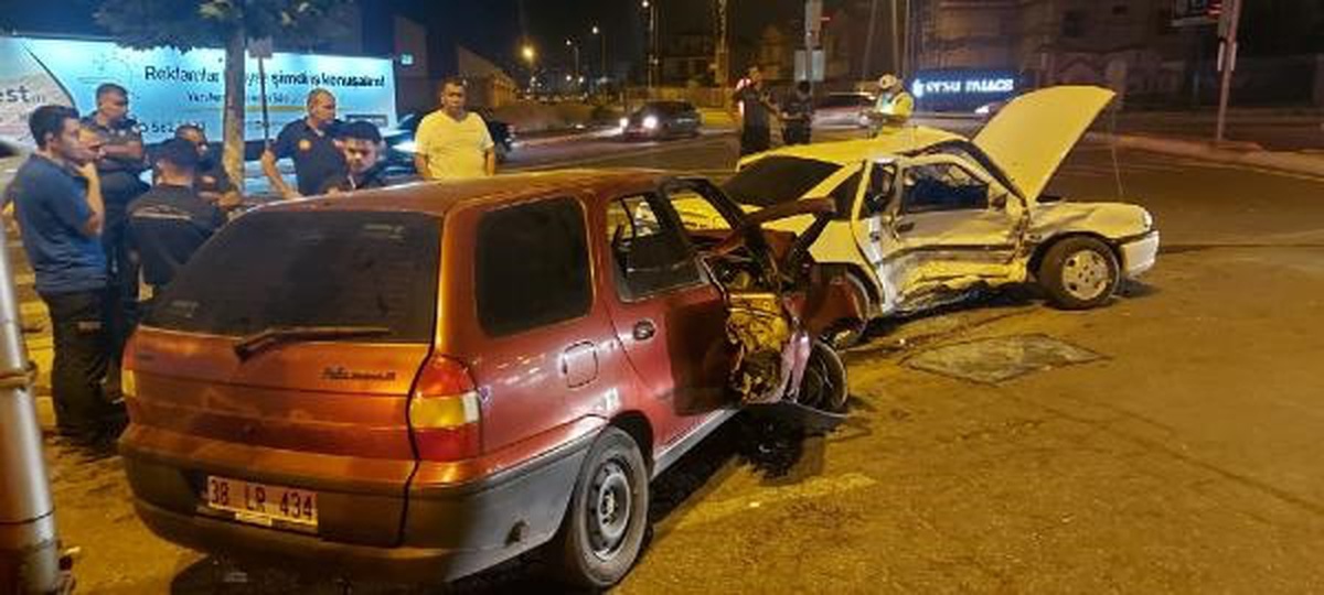 KAYSERİ\'de Otomobiller Çarpıştı: 5 Yaralı