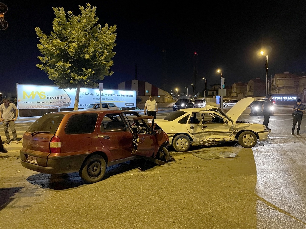 Kayseri\'de Otomobil Çarpışması: 5 Kişi Yaralandı