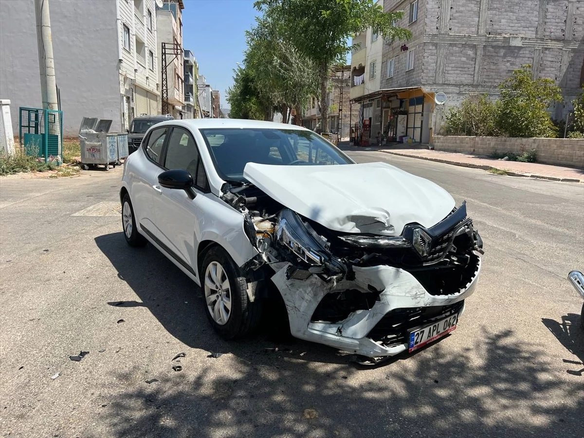Kilis\'te 2 otomobil çarpıştığı trafik kazası güvenlik kamerasınca kaydedildi