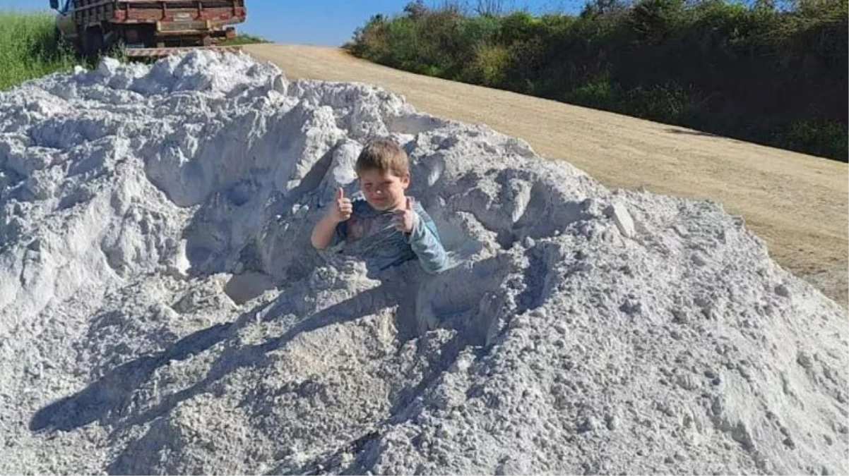 Kireç tozu içinde poz veren küçük çocuk saniyeler sonra hayatını kaybetti