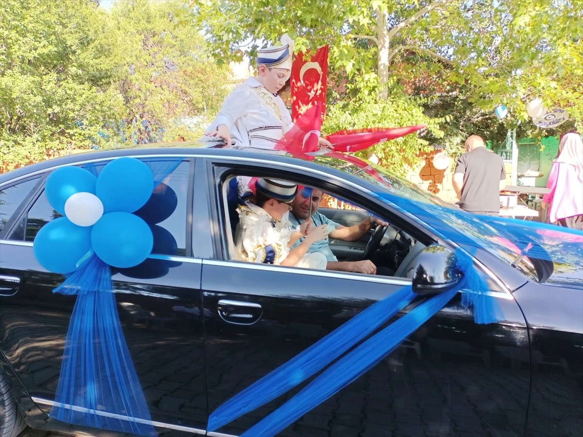 Hüyük Belediye Başkanı, babasını kaybeden kardeşler için sünnet töreninde makam arabasını kullandı