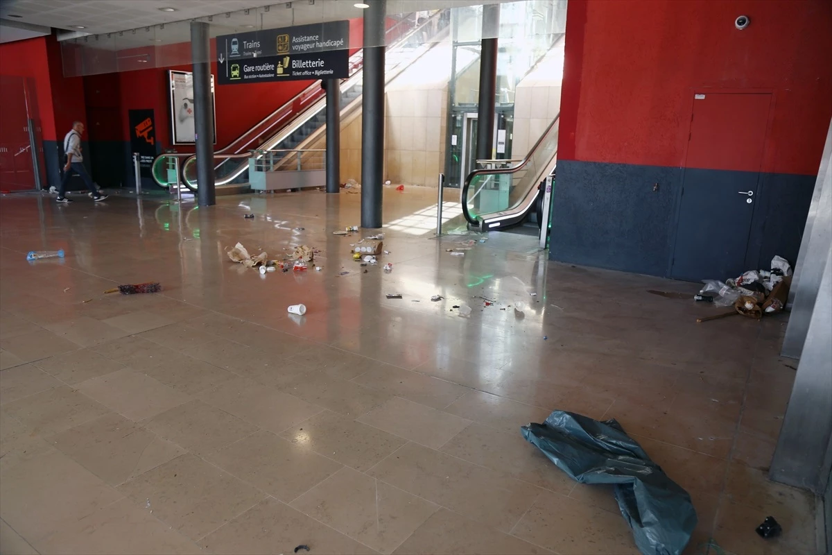 Marsilya\'da Temizlik İşçilerinin Grevi Nedeniyle Tren İstasyonlarında Çöp Yığınları Oluştu
