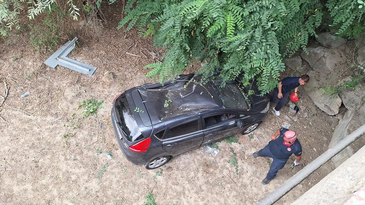 Samsun\'da köprüden dereye düşen otomobilde 4 kişi yaralandı
