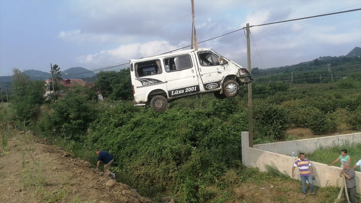 Samsun\'da Minibüs Şarampole Devrildi: 13 Yaralı