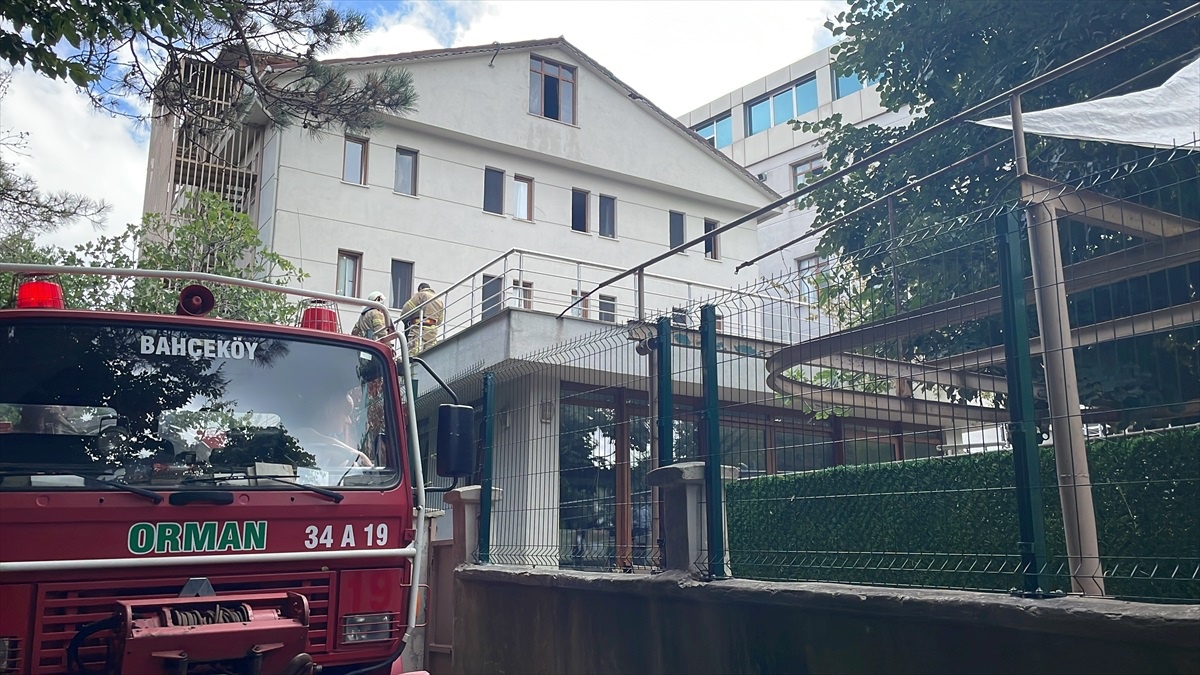 Sarıyer\'de öğrenci yurdunun çatısında çıkan yangın söndürüldü