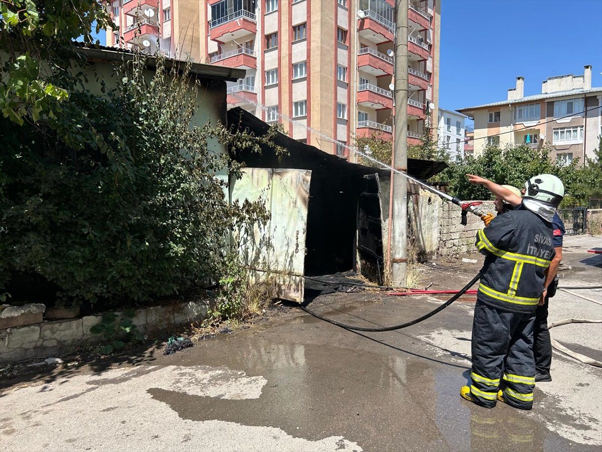 Sivas\'ta müstakil evin garajında çıkan yangın söndürüldü