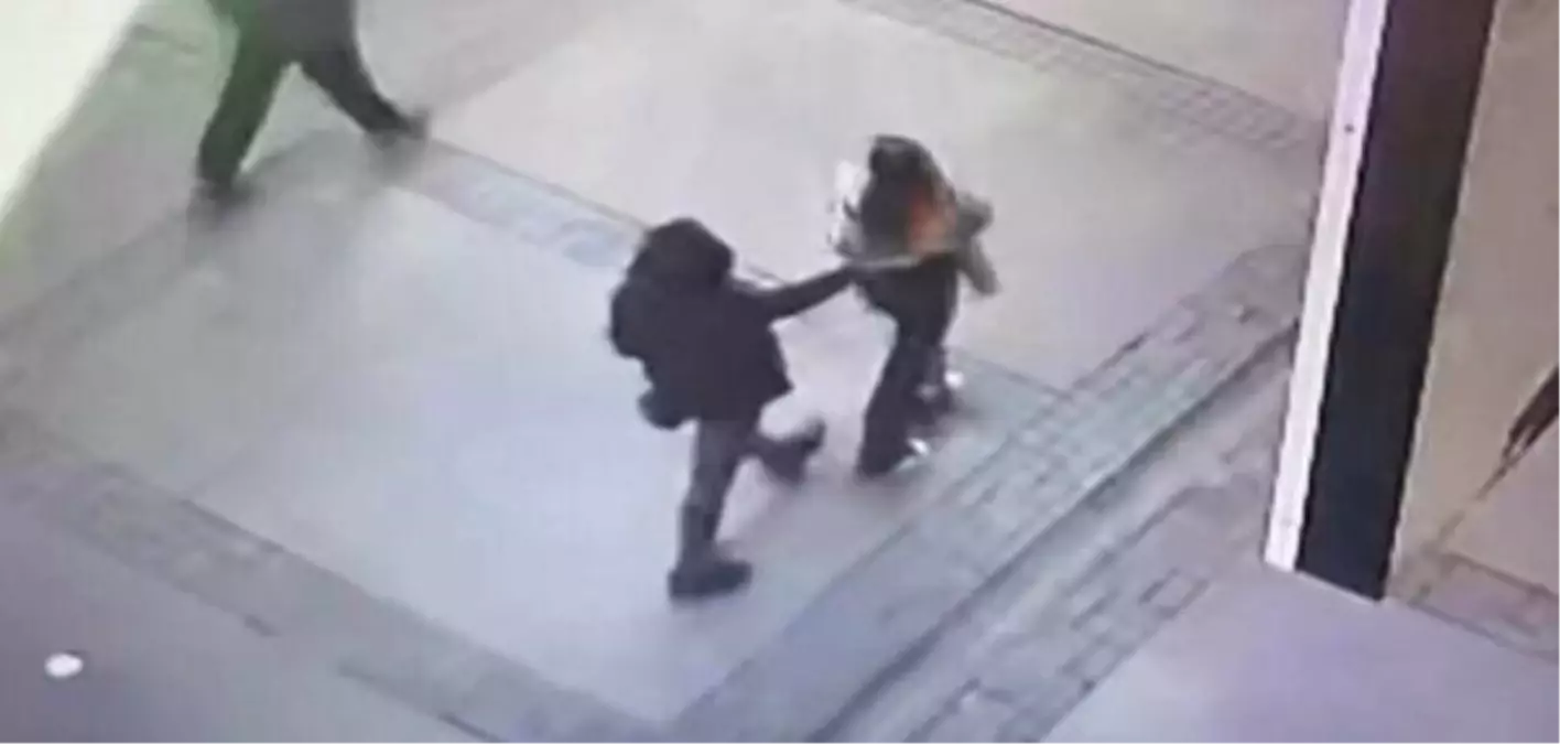 İzmir\'de Sokak Ortasında Cinsel Saldırıya Uğrayan Şahıs Hapis Cezası Aldı