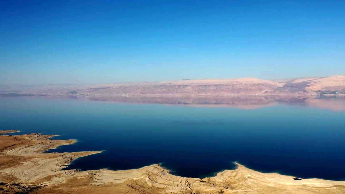 Su seviyesinin azalmasıyla Ölü Deniz\'in İsrail kıyısında obruklar ortaya çıktı