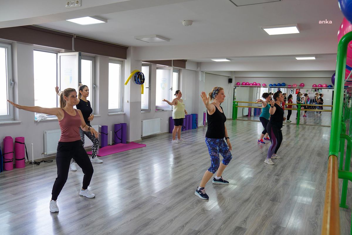 Tepebaşı Belediyesi\'nin Yunus Emre Spor Tesisleri\'nde Zumba Eğitimleri Devam Ediyor