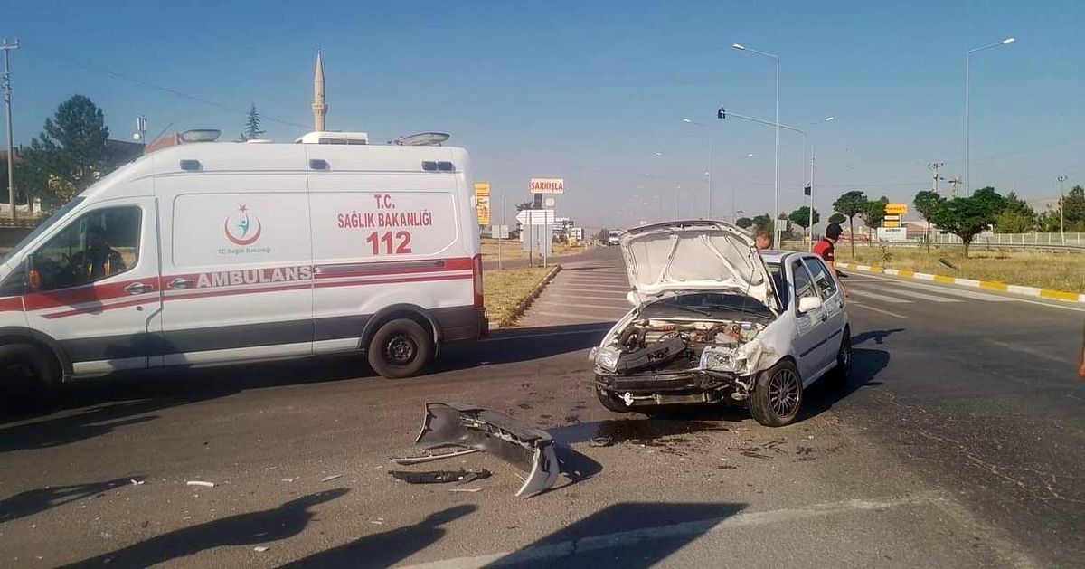 Sivas\'ta traktör ile otomobil çarpıştı: 3 yaralı