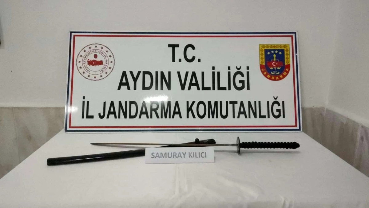 Aydın\'da Jandarma Ekipleri Şüphe Üzerine Şahsın Üzerinde Samuray Kılıcı Ele Geçirdi