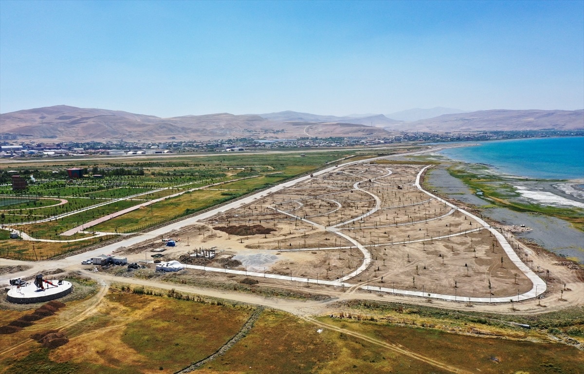 Van Büyükşehir Belediyesi Sahil Yolu Projesi ve Rekreasyon Çalışmaları Devam Ediyor