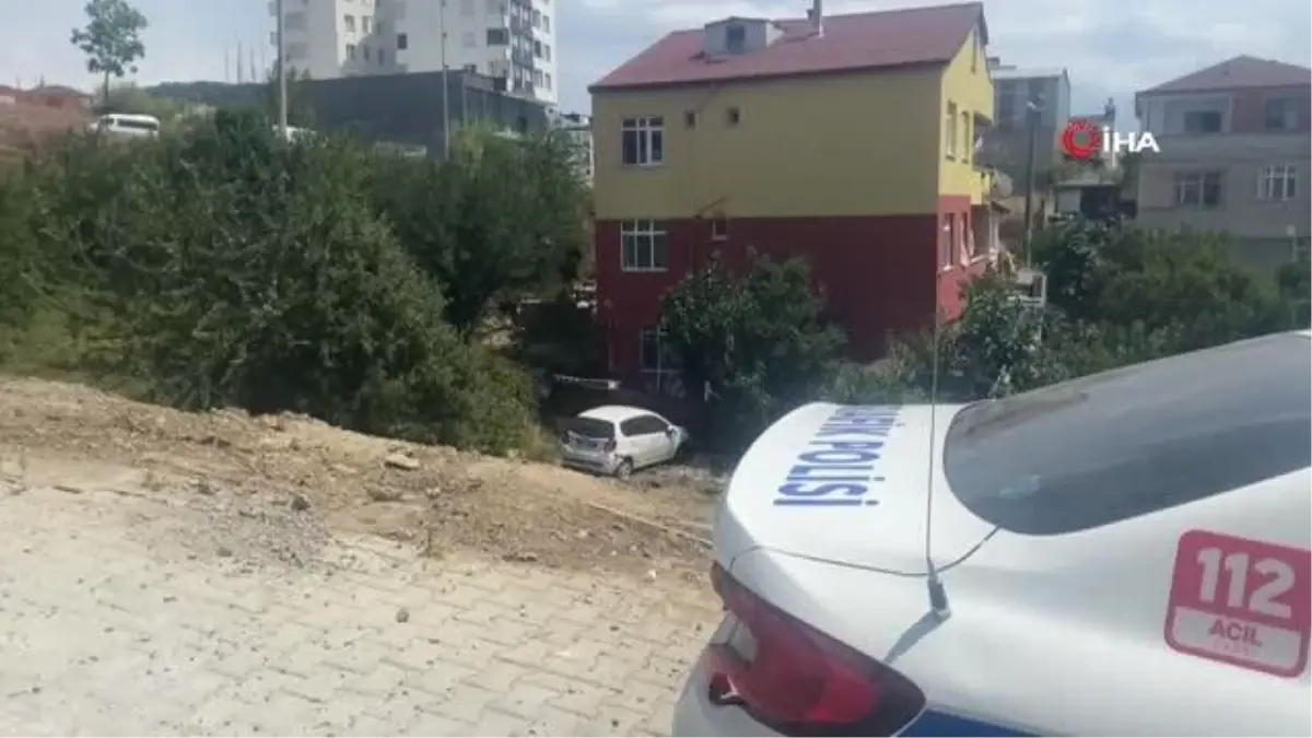 Yoldan çıkan otomobil bahçe duvarına çarptı
