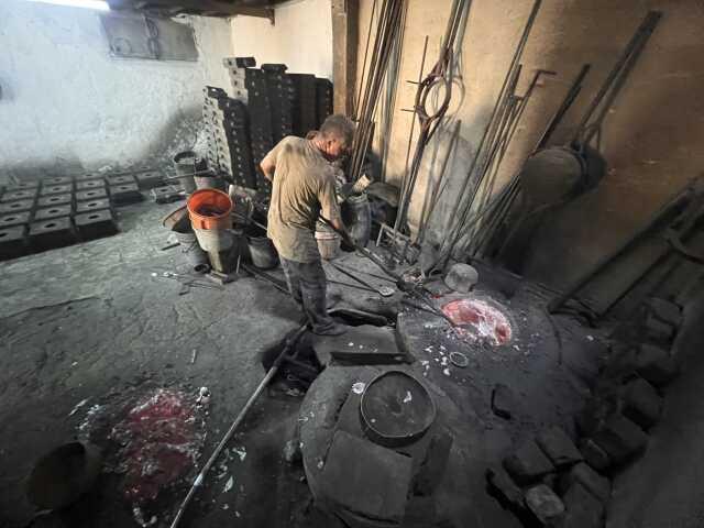 1200 derece sıcaklıkta çalışan döküm ustalarının zorlu mesaisi