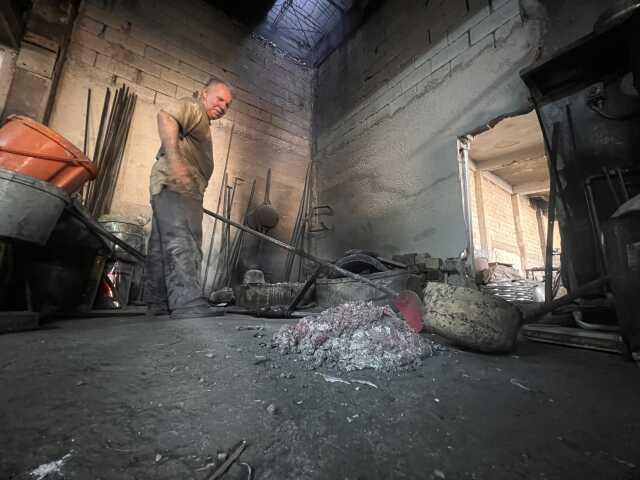 1200 derece sıcaklıkta çalışan döküm ustalarının zorlu mesaisi