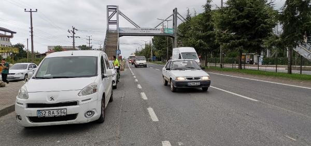 Üst Geçidi Kullanmayan Kadına Otomobil Çarptı