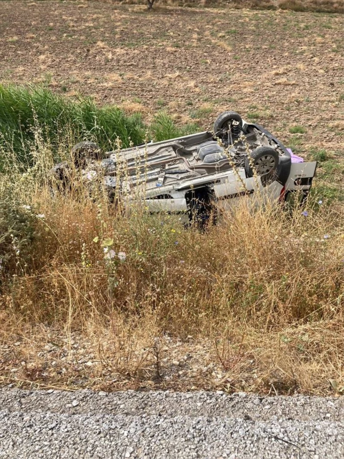 Afyonkarahisar\'da Hafif Ticari Araç Şarampole Devrildi: 1 Ölü, 1 Yaralı