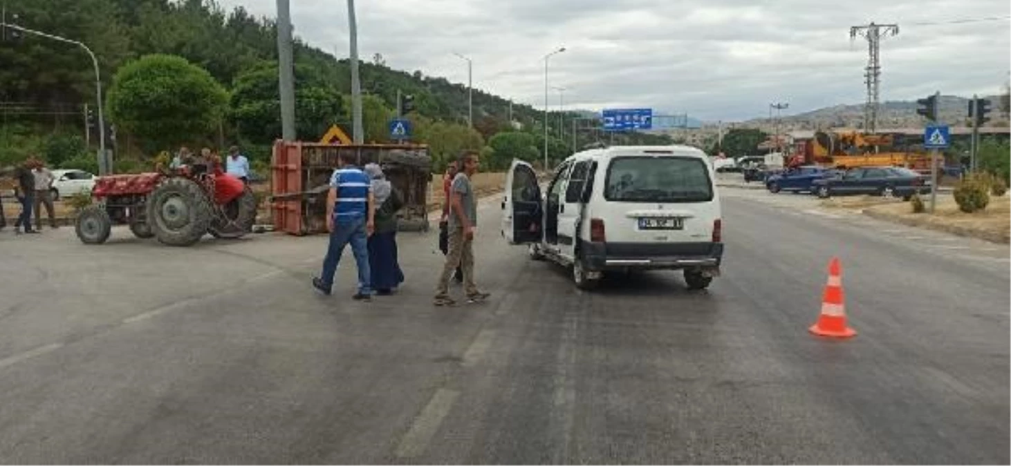 Amasya\'da hafif ticari araç ile traktör çarpıştı: 2\'si çocuk 5 kişi yaralandı