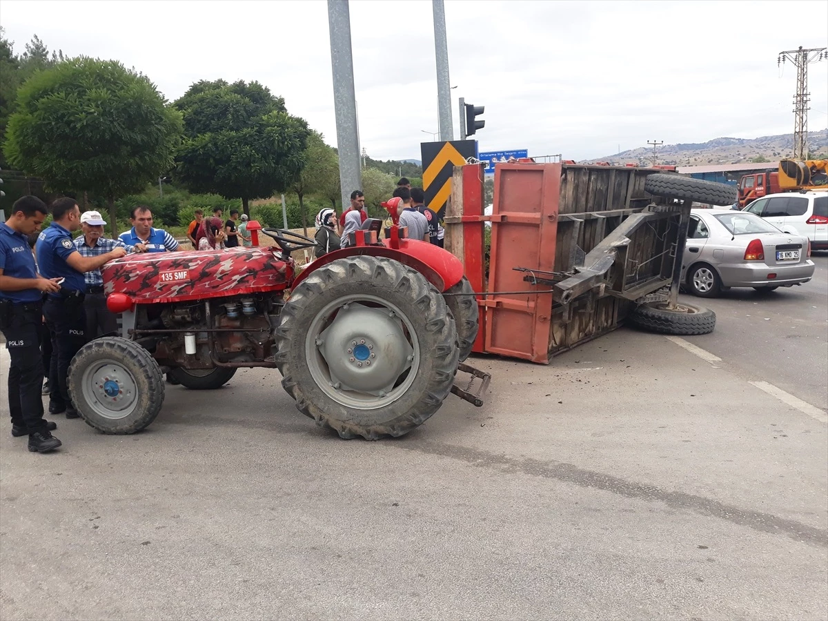 Amasya\'da traktör ile hafif ticari araç çarpışması: 5 yaralı