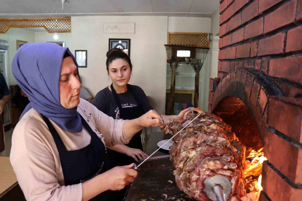 Erzurum\'un Olur ilçesinde Anne Kızı Cağ Kebap İşletiyor