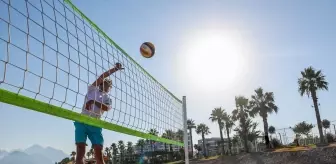 Antalya'da Konyaaltı Sahili'ne plaj voleybol alanı eklendi