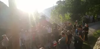 Artvin Hızarlı köyünde çıkan yangında evler ve ahırlar zarar gördü