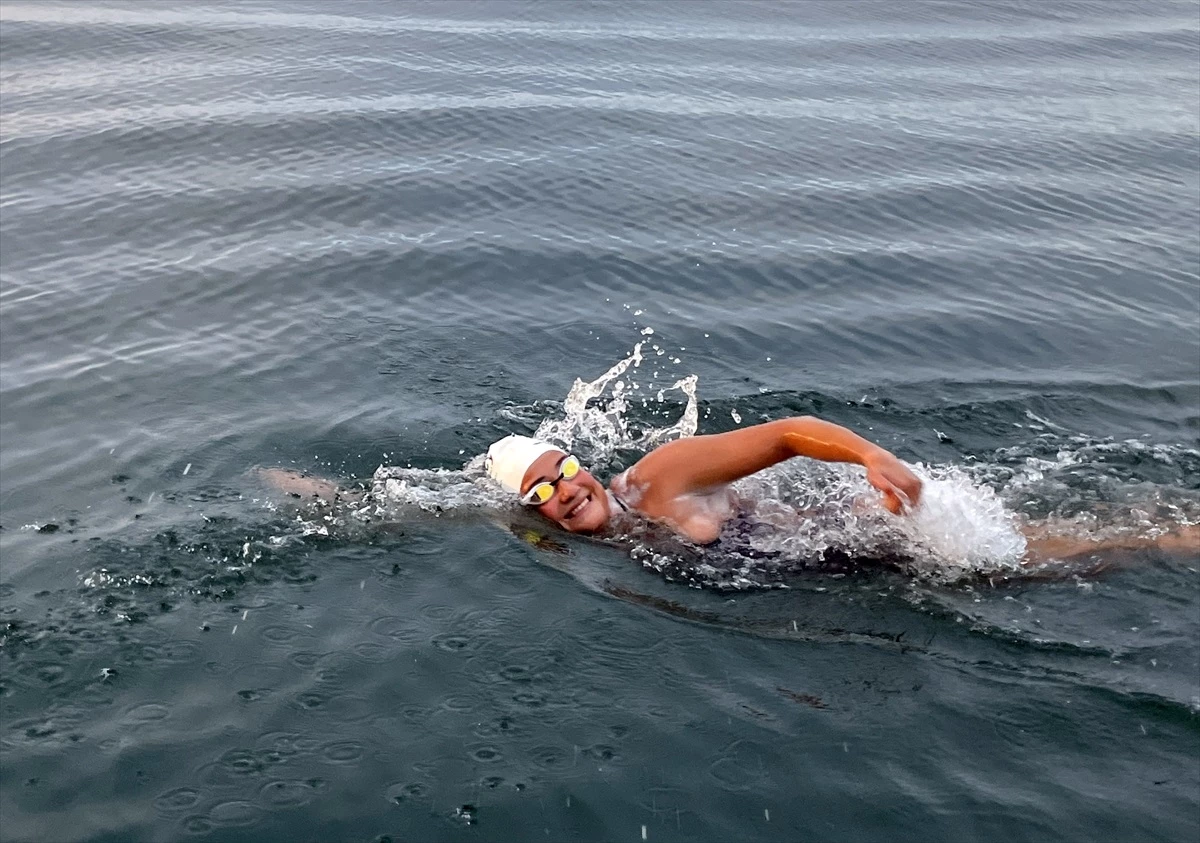 Bodrumlu Yüzücü Aysu Türkoğlu, Kuzey Kanalı\'nı Geçerek Türk Kadın ve En Genç Sporcu Oldu