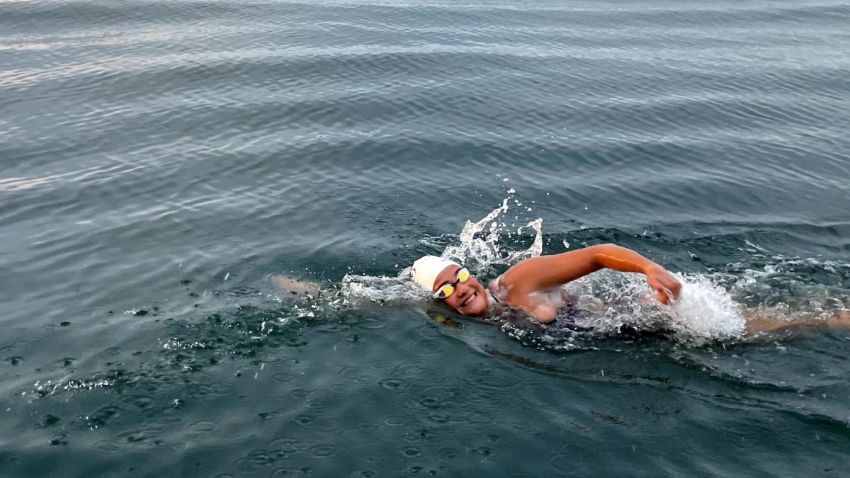 22 Yaşındaki Yüzücü Aysu Türkoğlu Kuzey Kanalı\'nı Yüzerek Geçiyor