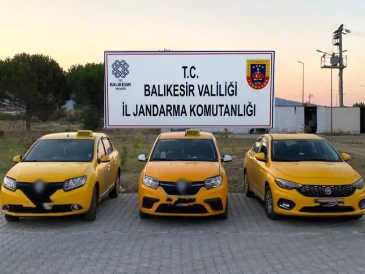 Ayvalık\'ta Taksici Kılığında Göçmen Kaçakçılığı Yapan 3 Kişi Yakalandı