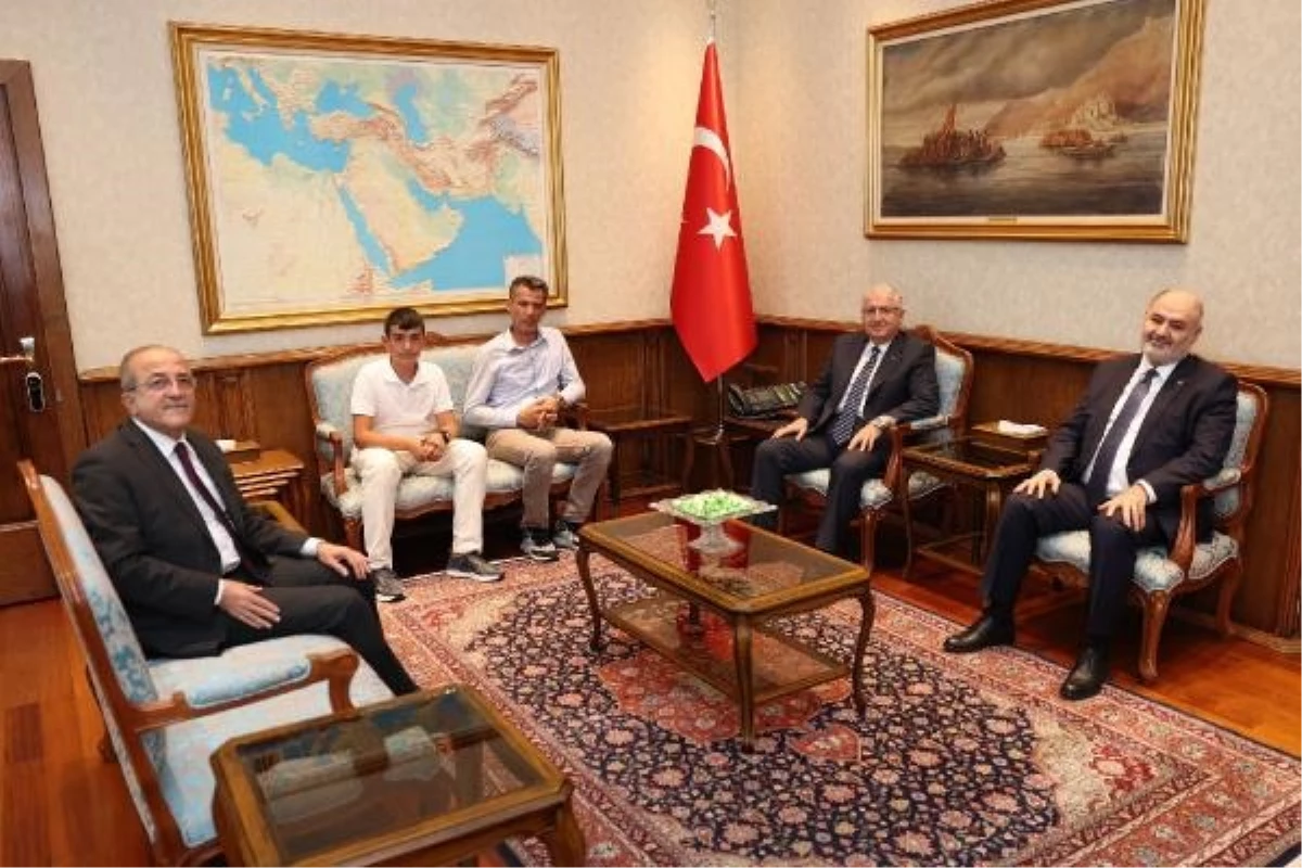 Milli Savunma Bakanı Yaşar Güler, Türkiye 2\'ncisi olan öğrenciyi tebrik etti