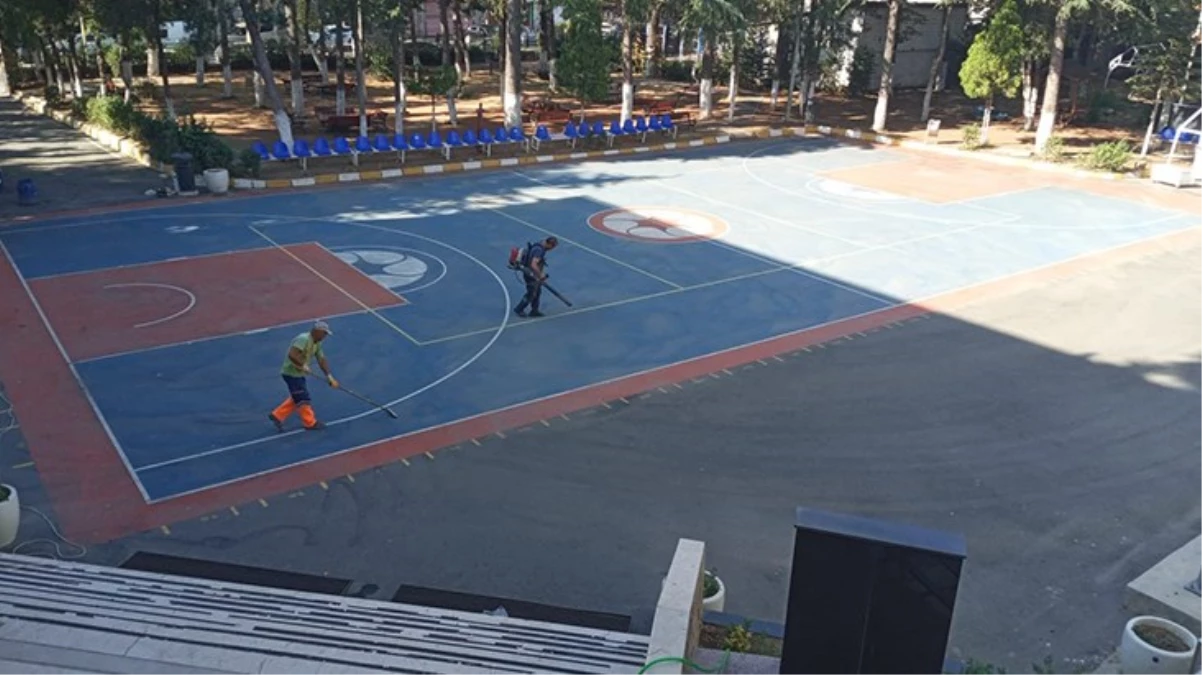 Bağcılar Belediyesi, Bakırköy Anadolu Lisesi\'nin Basketbol Sahasının Çizgilerini Yeniledi