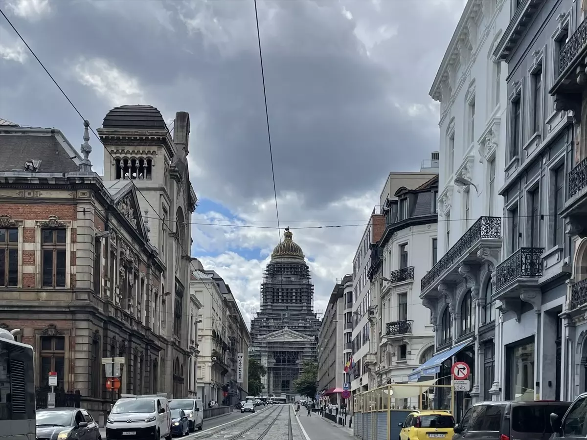 Belçika\'nın simgesi Palais de Justice\'in cepheleri onarılacak