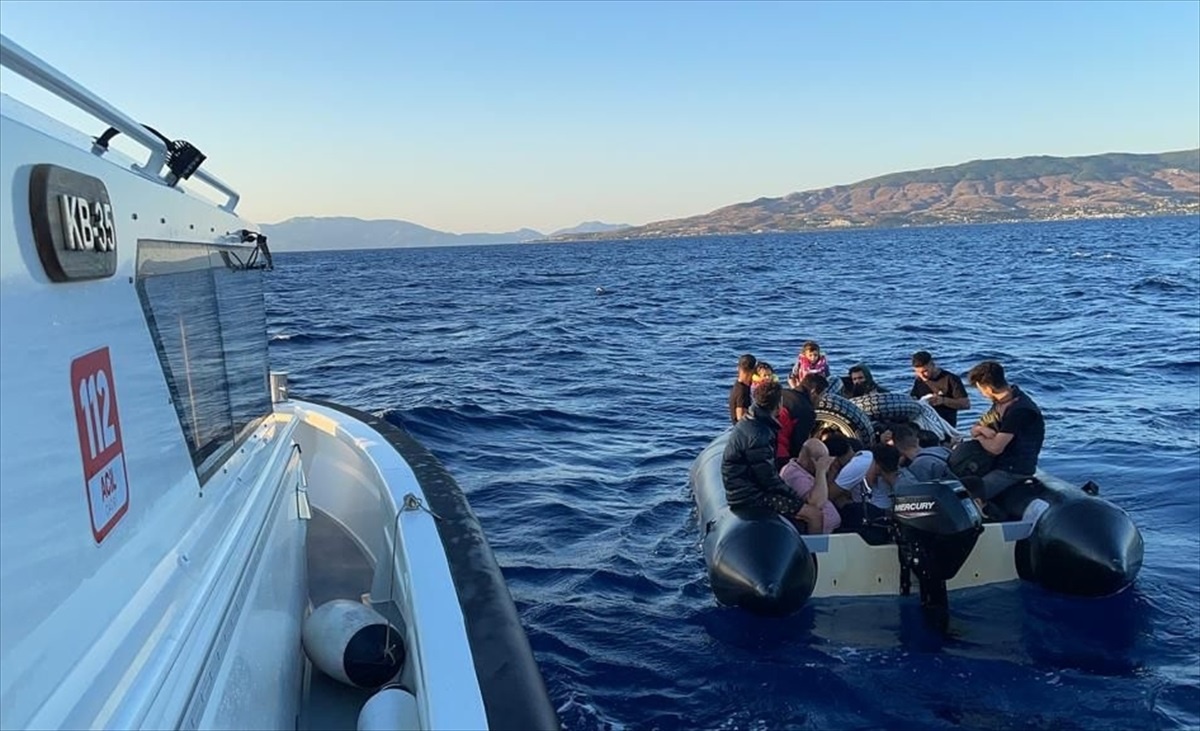 Muğla Bodrum\'da 25 düzensiz göçmen kurtarıldı, 13 düzensiz göçmen yakalandı