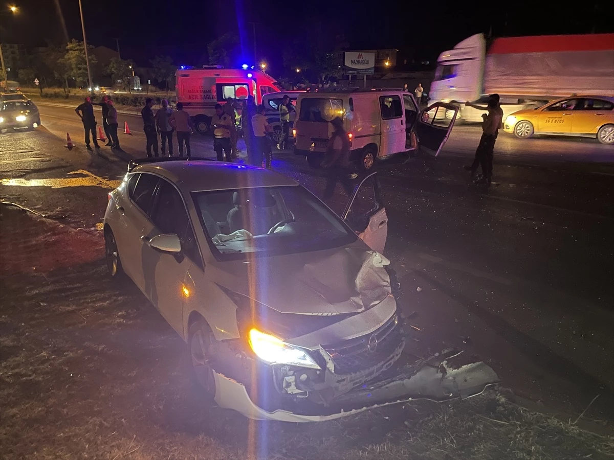 Bolu\'da Minibüs ile Otomobil Çarpışması: 2 Yaralı