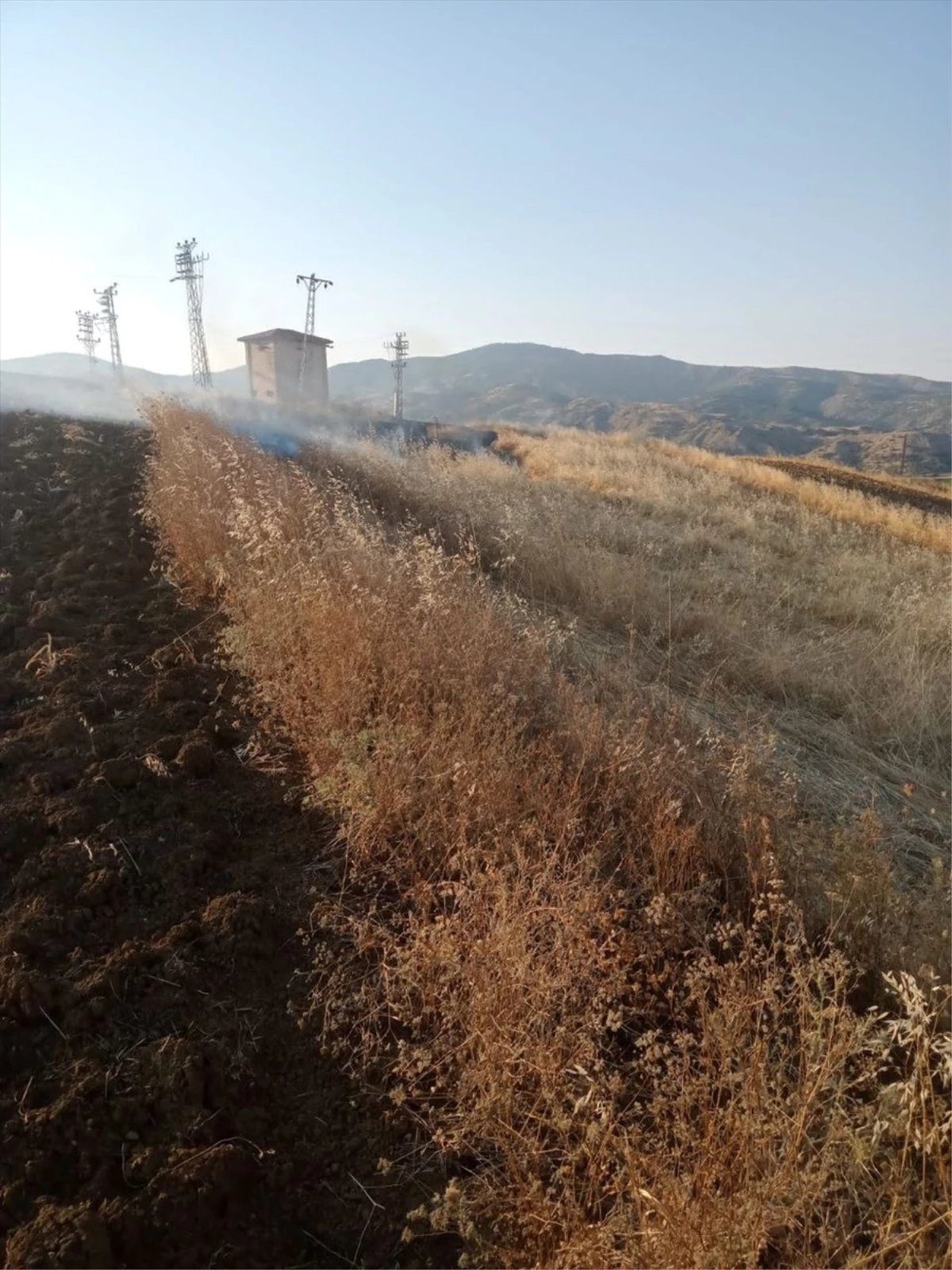Çorum Dodurga\'da Elektrik Trafosu Yangını: Yaklaşık 10 Dönüm Anız Yandı