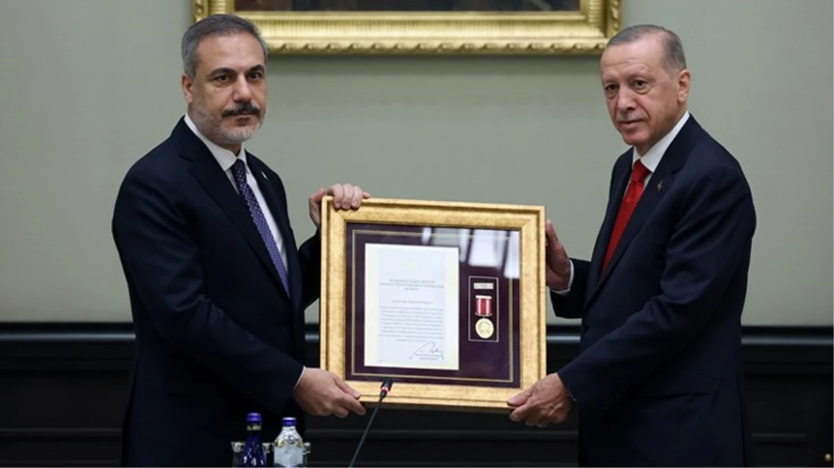 Cumhurbaşkanı Erdoğan, Hakan Fidan\'a "üstün hizmet madalyası" takdim etti 