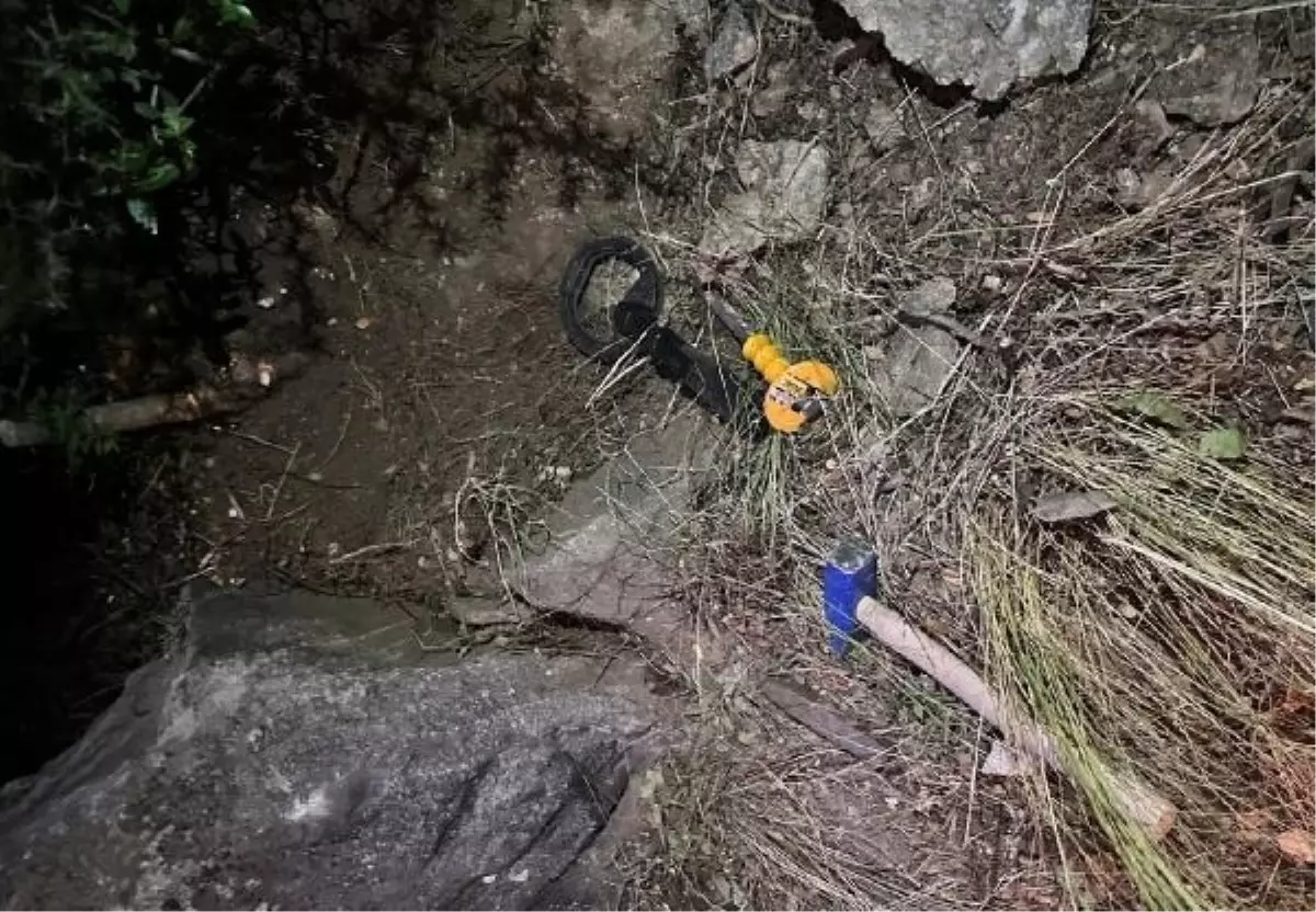 Geyve'de Define Kazısı Yapan 2 Kişi Suçüstü Yakalandı