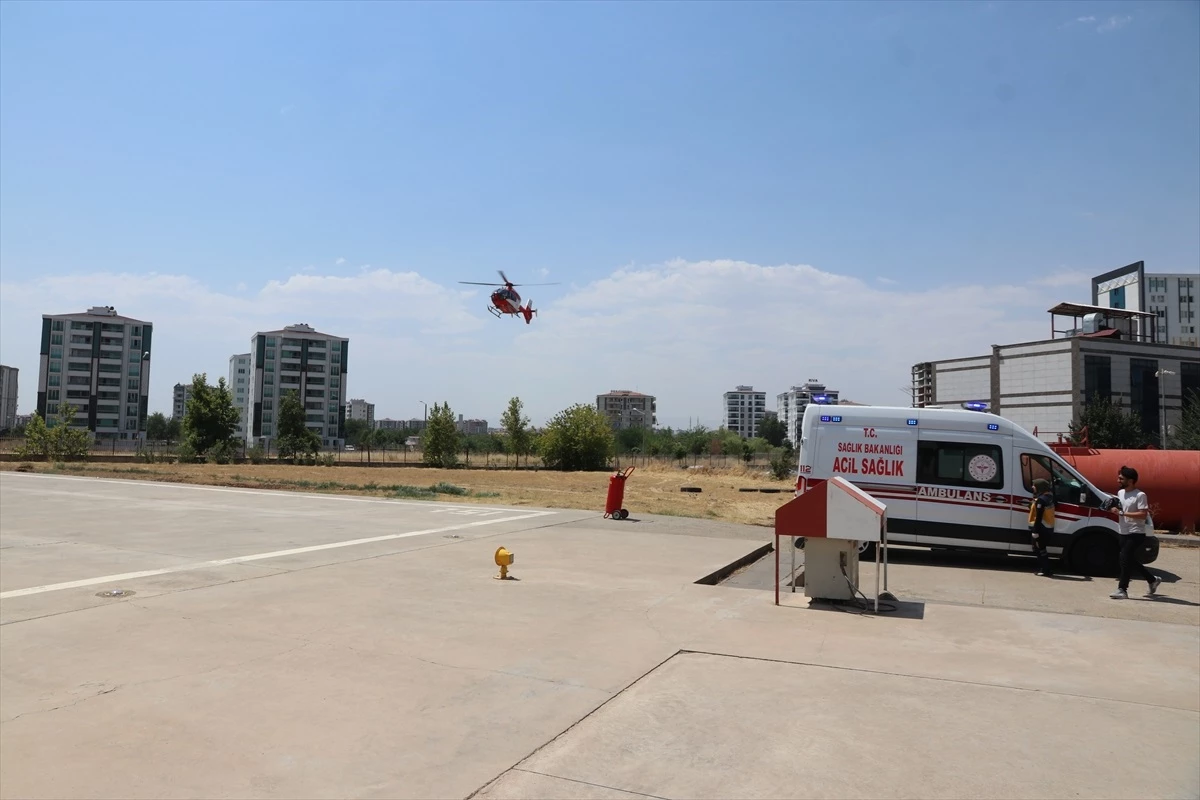 Diyarbakır\'da havuzda boğulma tehlikesi geçiren kız çocuğu ambulans helikopterle hastaneye ulaştırıldı