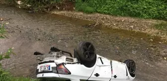 Düzce'de otomobil dereye devrildi, 2 kişi ağır yaralandı