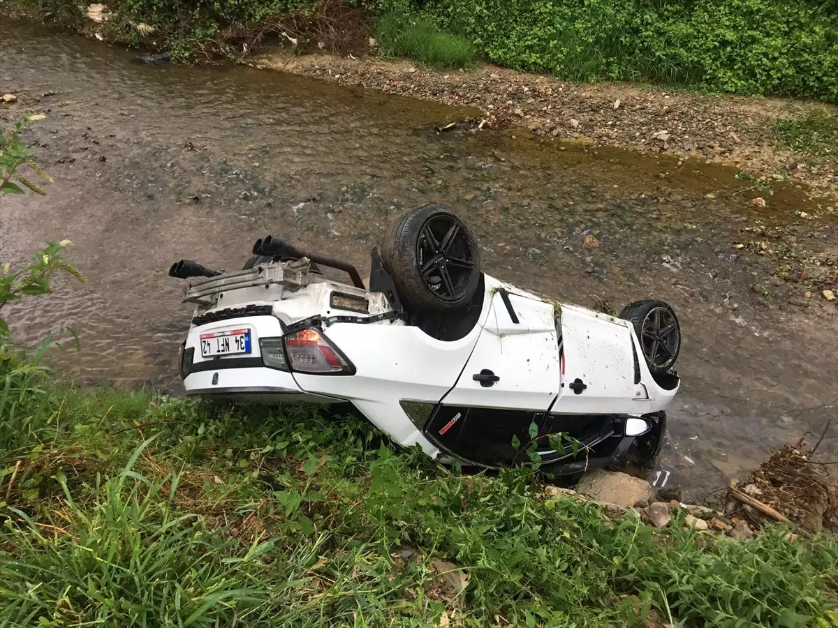 Düzce'de otomobil dereye devrildi, 2 kişi ağır yaralandı