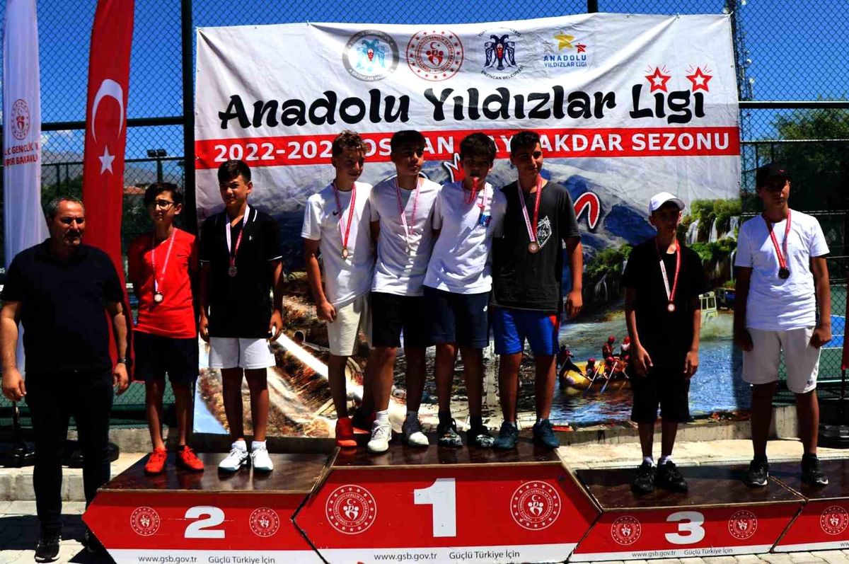 Anadolu Yıldızlar Ligi Kort Tenisi Çeyrek Finalinde Düzce Yarı Finallere Yükseldi